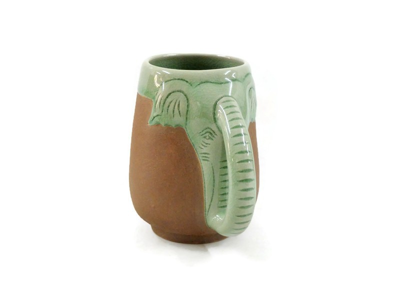 CELADON ELEPHANT MUG WITH ENGRAVE BROWN