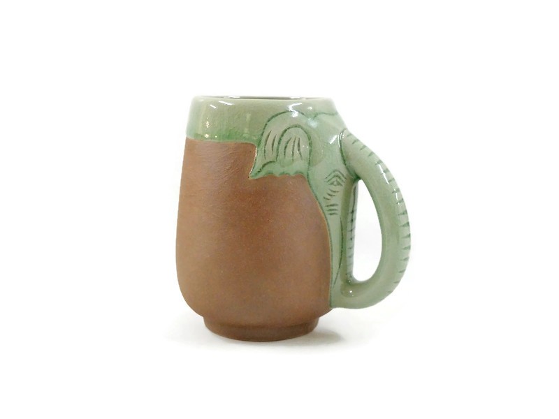 CELADON ELEPHANT MUG WITH ENGRAVE BROWN
