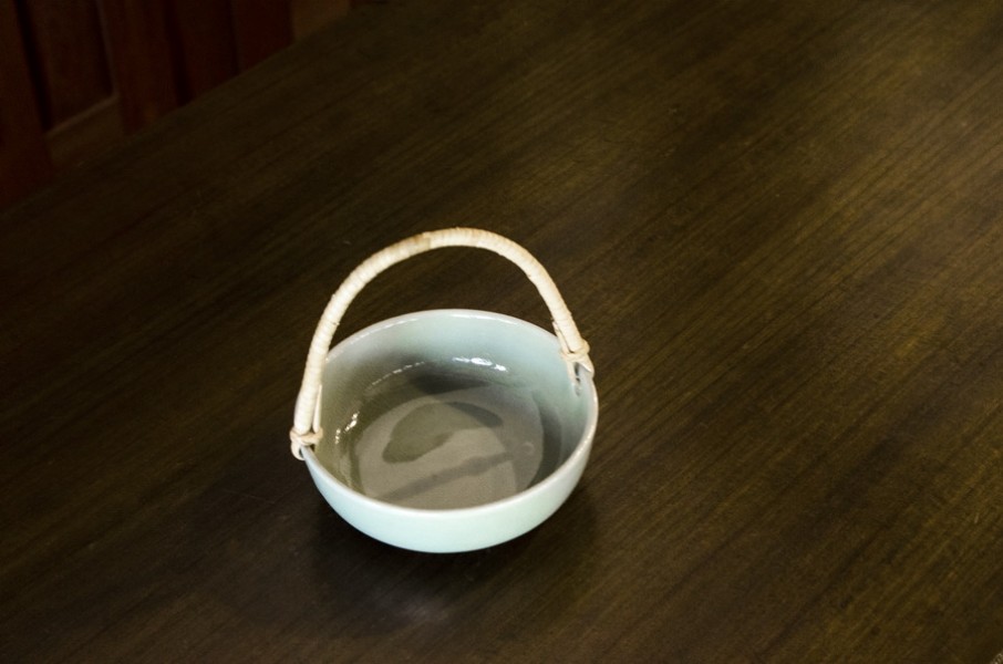 Bowl with handle ชามศิลาดลทรงกระบอกหูหวาย