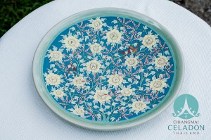 จานโชว์ 11 นิ้ว เพ้นต์ลายดอกเบญจมาศ Yellow flower Decorative Plate