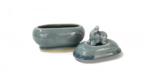 Celadon Oval box ตลับวงรี จุกช้าง ศิลาดล เคลือบสีน้ำเงิน