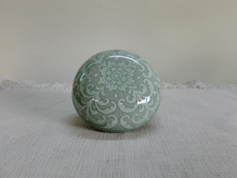 Medium Round Box Kanok Design
