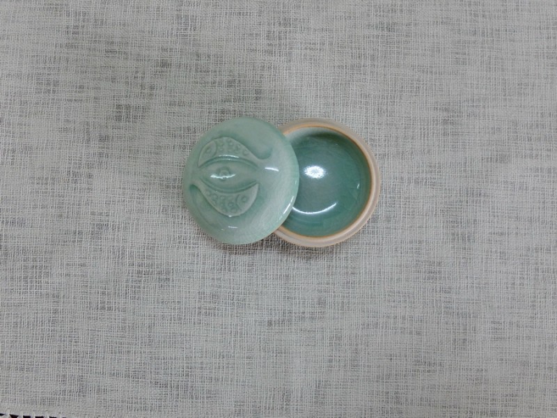 Small Round Box Fish Design
