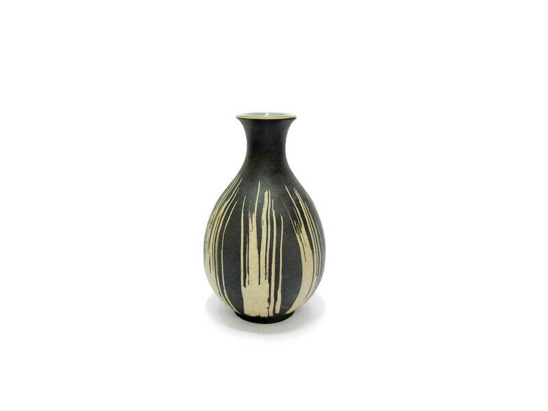 Blue celadon vase, coffee grounds design แจกันกลม คอแคบ ปากบาน กากกาแฟ
