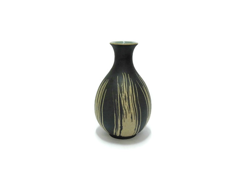 Blue celadon vase, coffee grounds design แจกันกลม คอแคบ ปากบาน กากกาแฟ