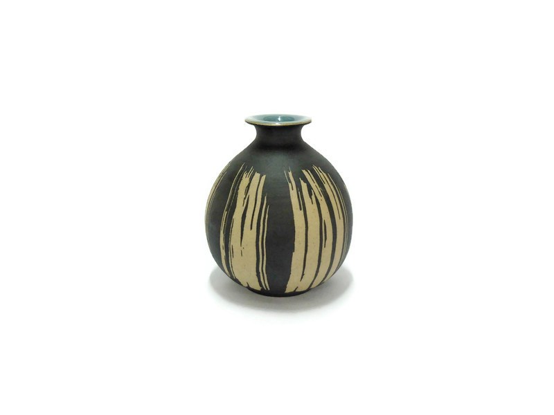 Blue celadon vase, coffee grounds design แจกันกลม คอแคบ ปากบาน กากกาแฟ