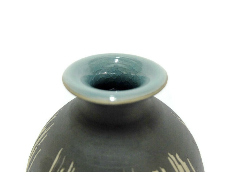 Blue celadon vase, coffee grounds design แจกันกลม คอแคบ ปากบาน กากกาแฟ